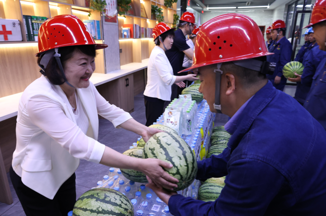 陜煤集團(tuán)工會副主席楊永紅到漢鋼公司為一線干部職工“送清涼”并調(diào)研