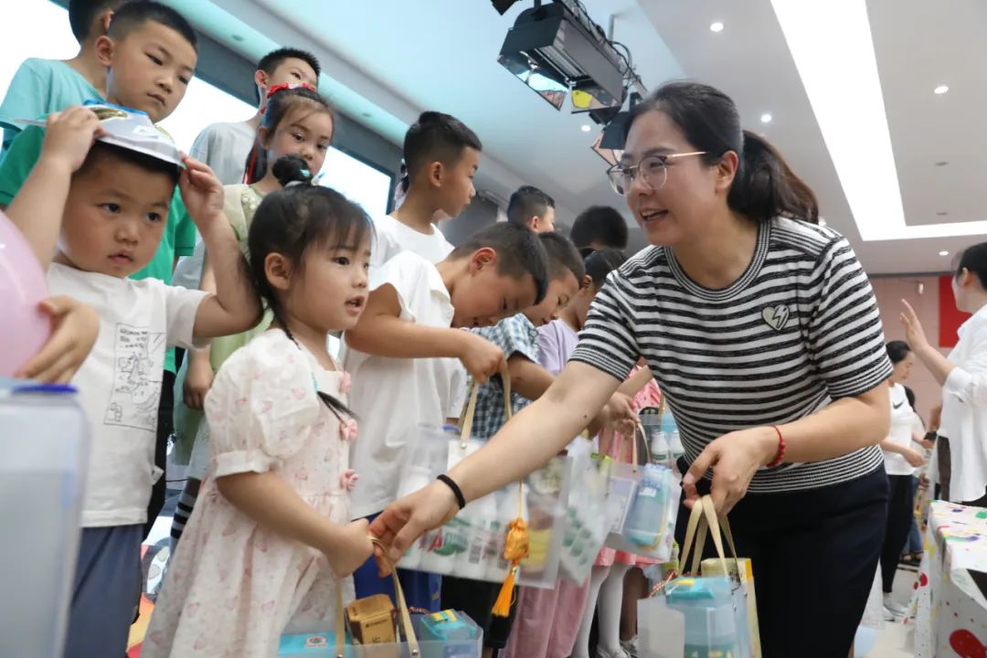 龍鋼公司舉辦2024年女職工玫瑰書香閱讀暨“六一”親子實踐活動