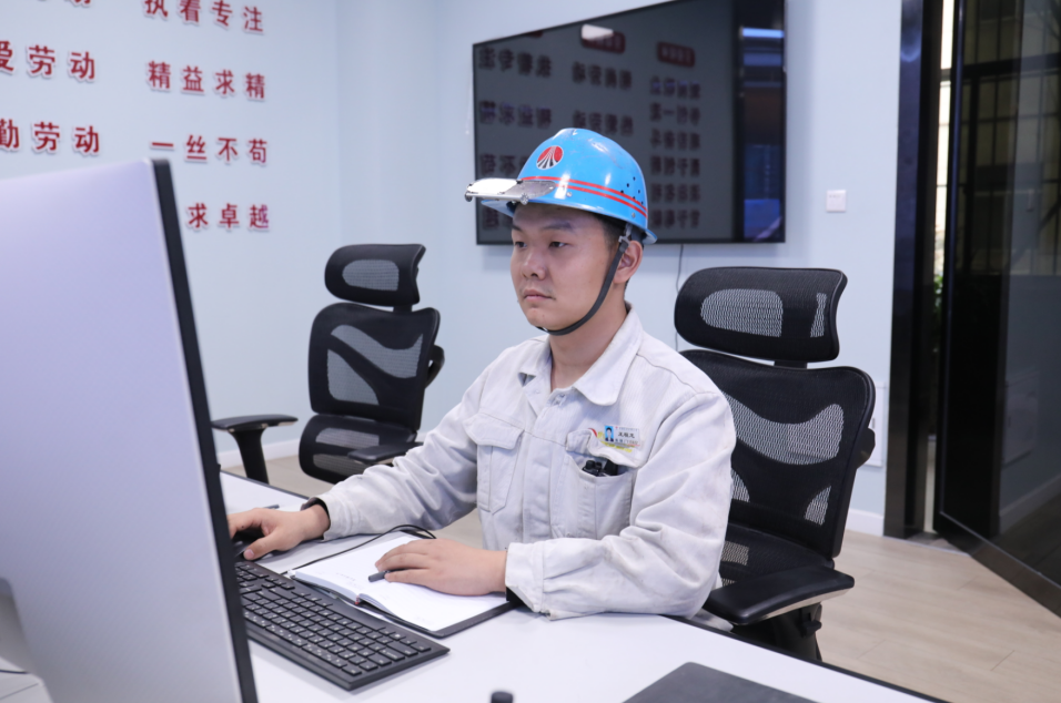 把青春煉成勞模勛章——記陜鋼集團(tuán)2023—2024年度勞動(dòng)模范王程龍